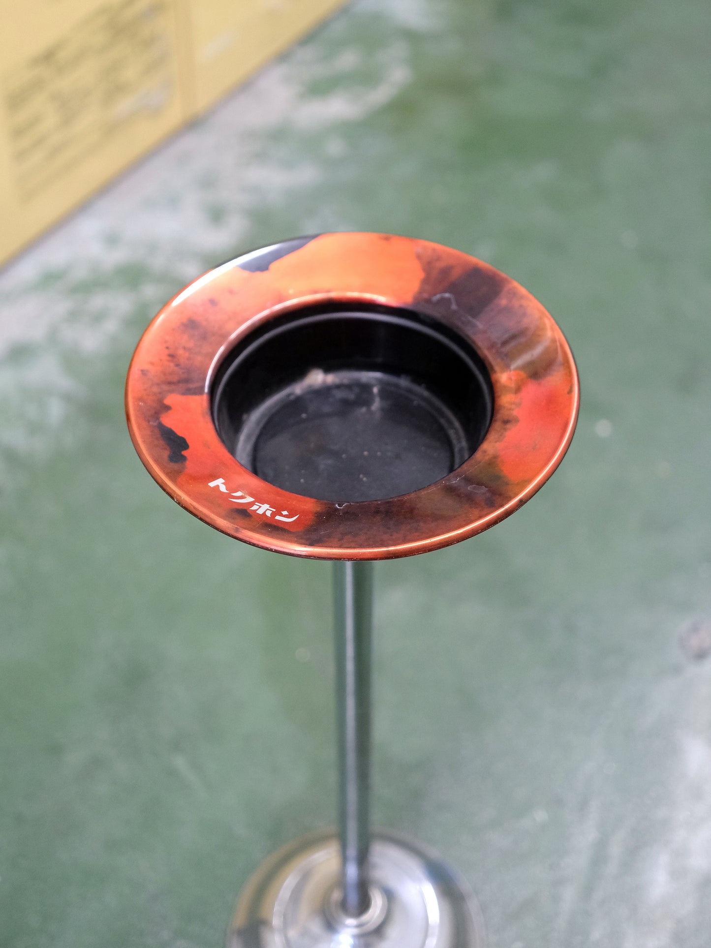 日本 舊物 トクホン 彷鐵鏽色 鐵製 藥局店 坐地 立式煙灰缸 Ashtray
