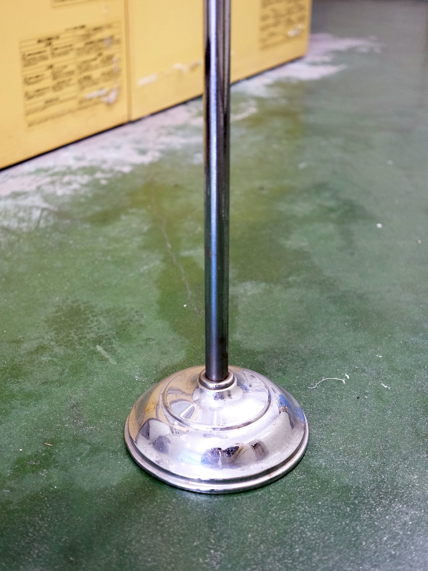 日本 舊物 トクホン 彷鐵鏽色 鐵製 藥局店 坐地 立式煙灰缸 Ashtray