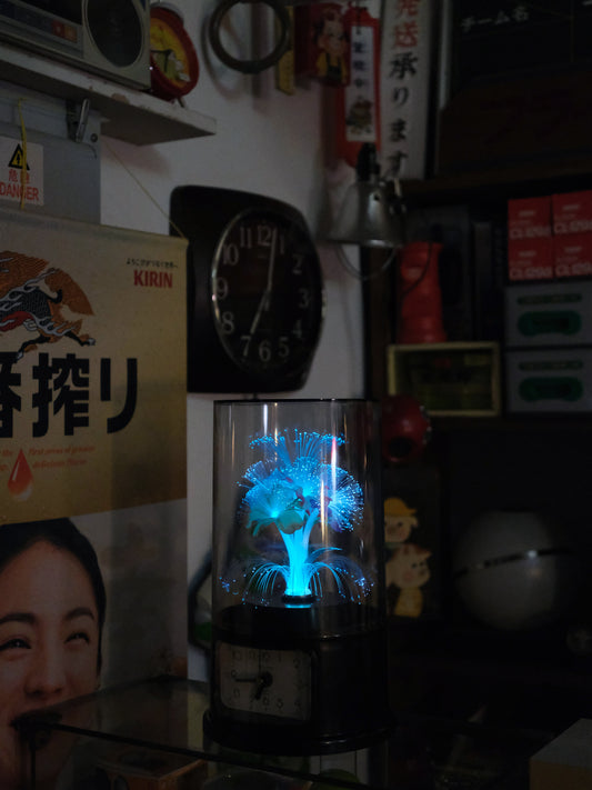 日本 Housyo 圓柱型 旋轉發光纖維花燈 石英鐘 Quartz Lamp Clock