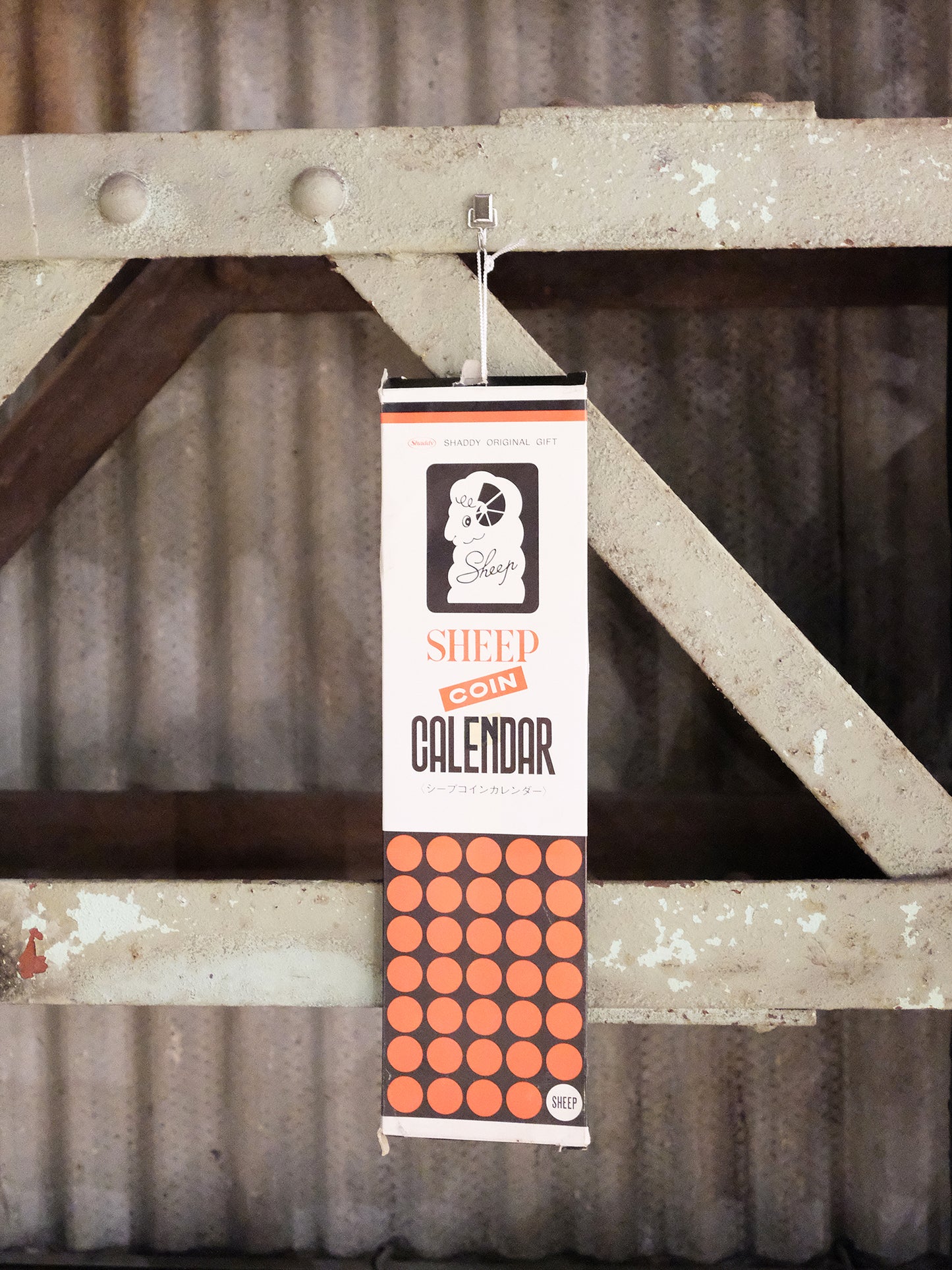 全新品 Shaddy Sheep Coin Calendar 羊型 掛牆 投幣式 日曆 貯金箱