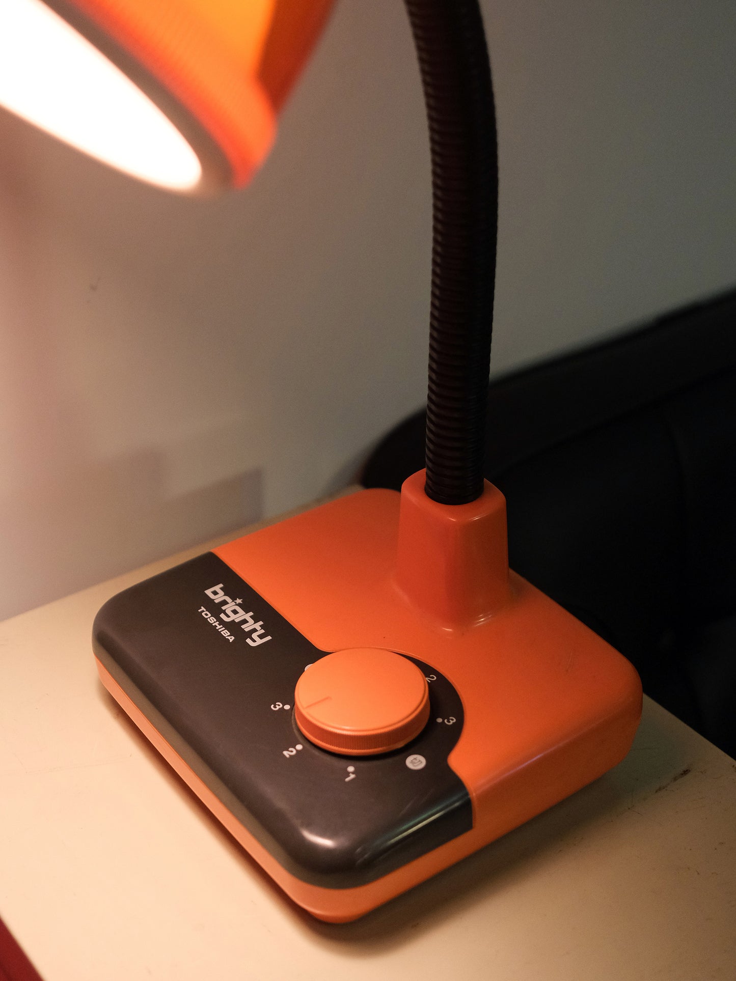 Toshiba Brighty IL-1418R 燈色 旋鈕式 白熱燈 擡燈 Table Light