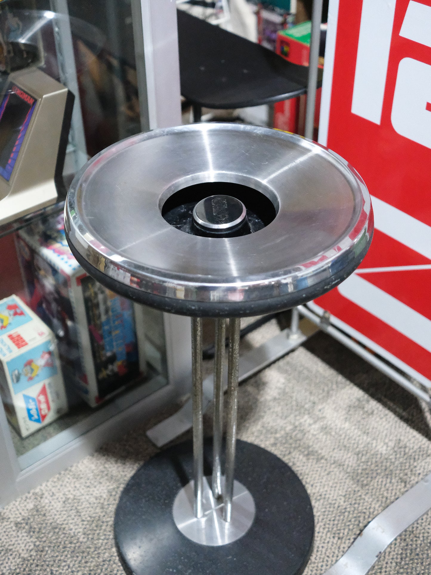 日本 昭和 70‘s 飛碟圓形 三腳 鐵製 喫茶店 坐地 立式煙灰缸 Ashtray