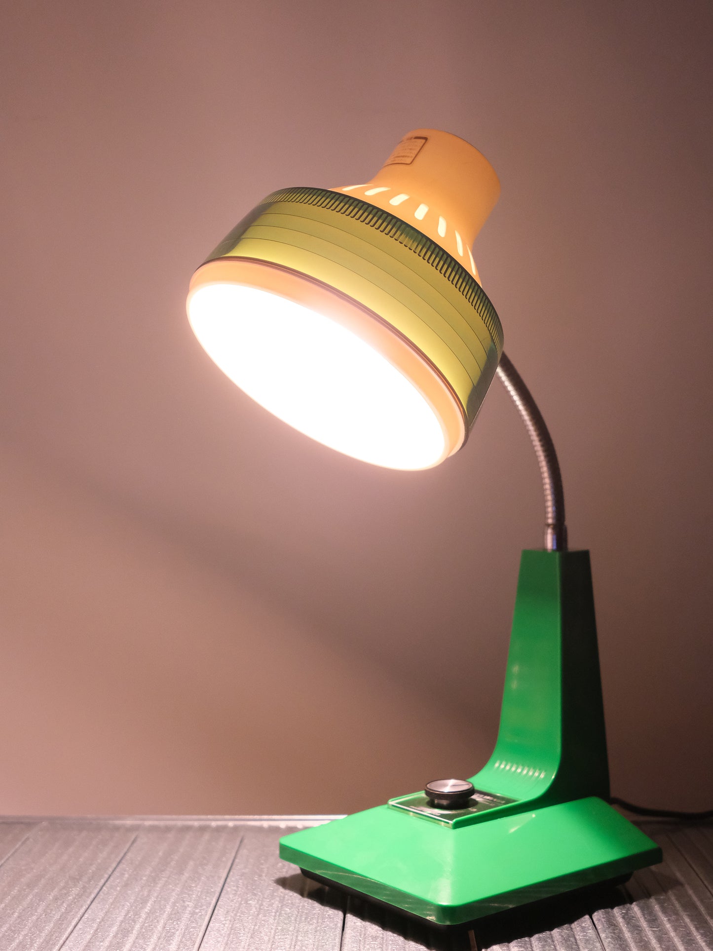 日本制 昭和 NEC 日電 Sylvania 旋鈕式 白熱 綠色 擡燈 Table Light Lamp