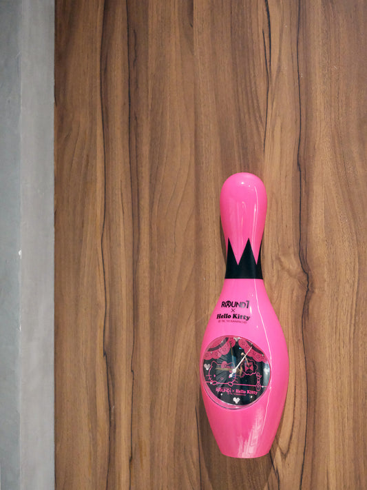 日本 Round 1 x Hello Kitty 粉紅色 保齡球樽做型 掛牆 石英鐘