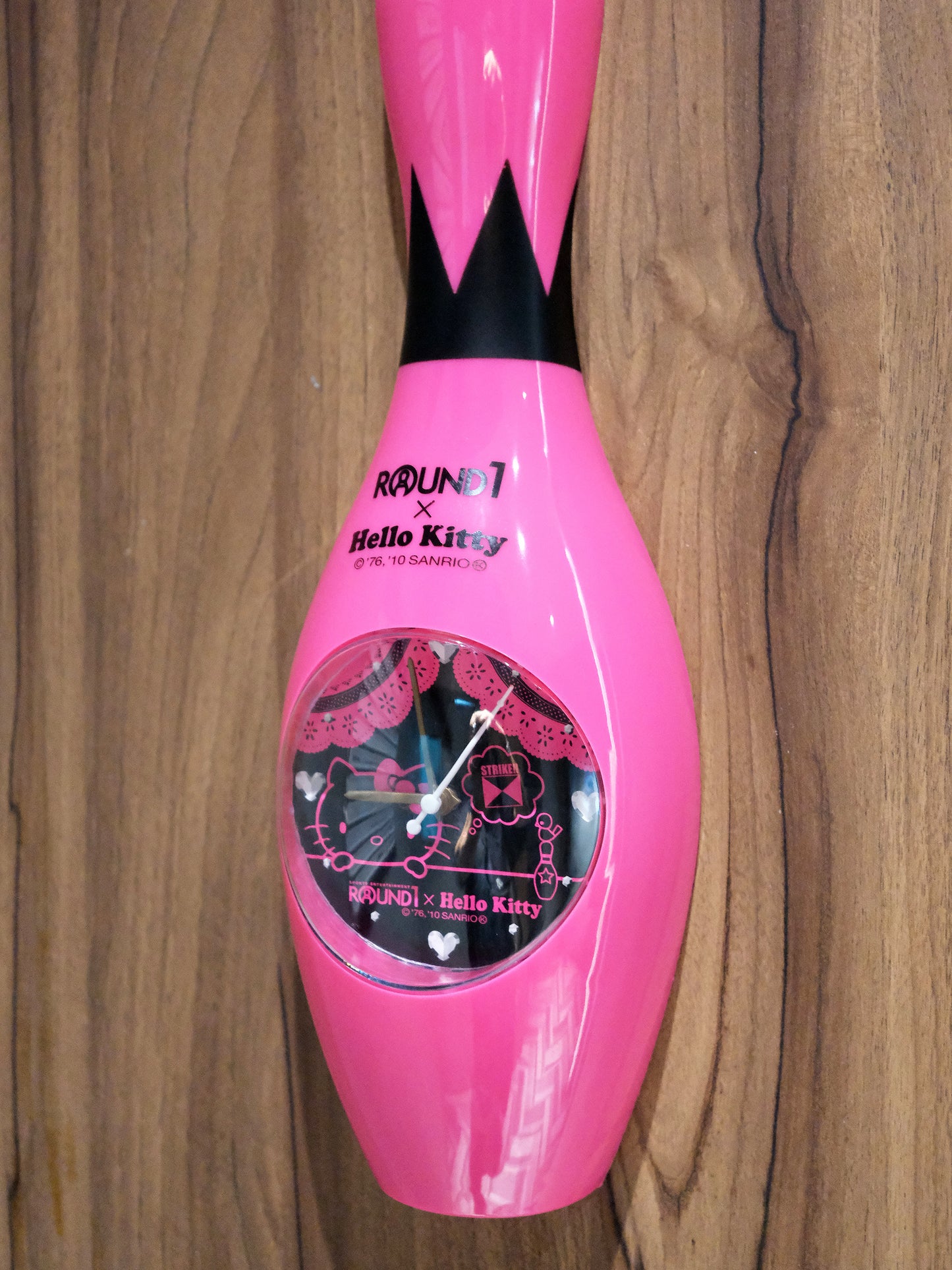 日本 Round 1 x Hello Kitty 粉紅色 保齡球樽做型 掛牆 石英鐘