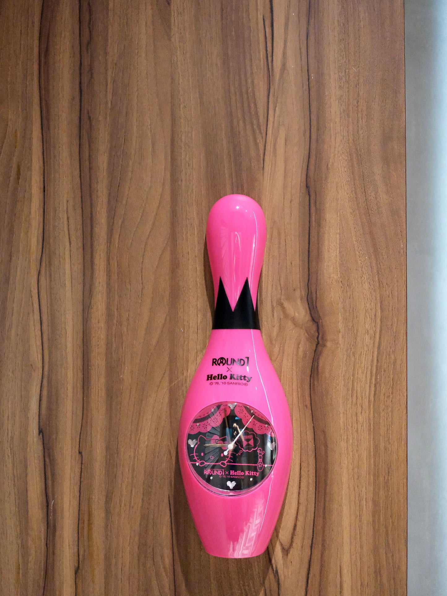 日本 Round 1 x Hello Kitty 粉紅色 保齡球樽做型 掛牆 石英鐘