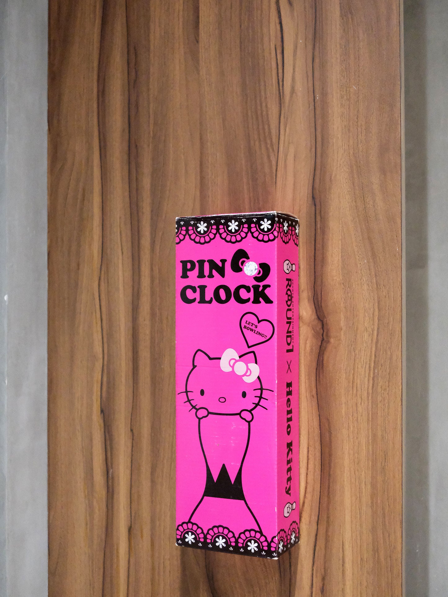 日本 Round 1 x Hello Kitty 粉紅色 保齡球樽做型 掛牆 石英鐘