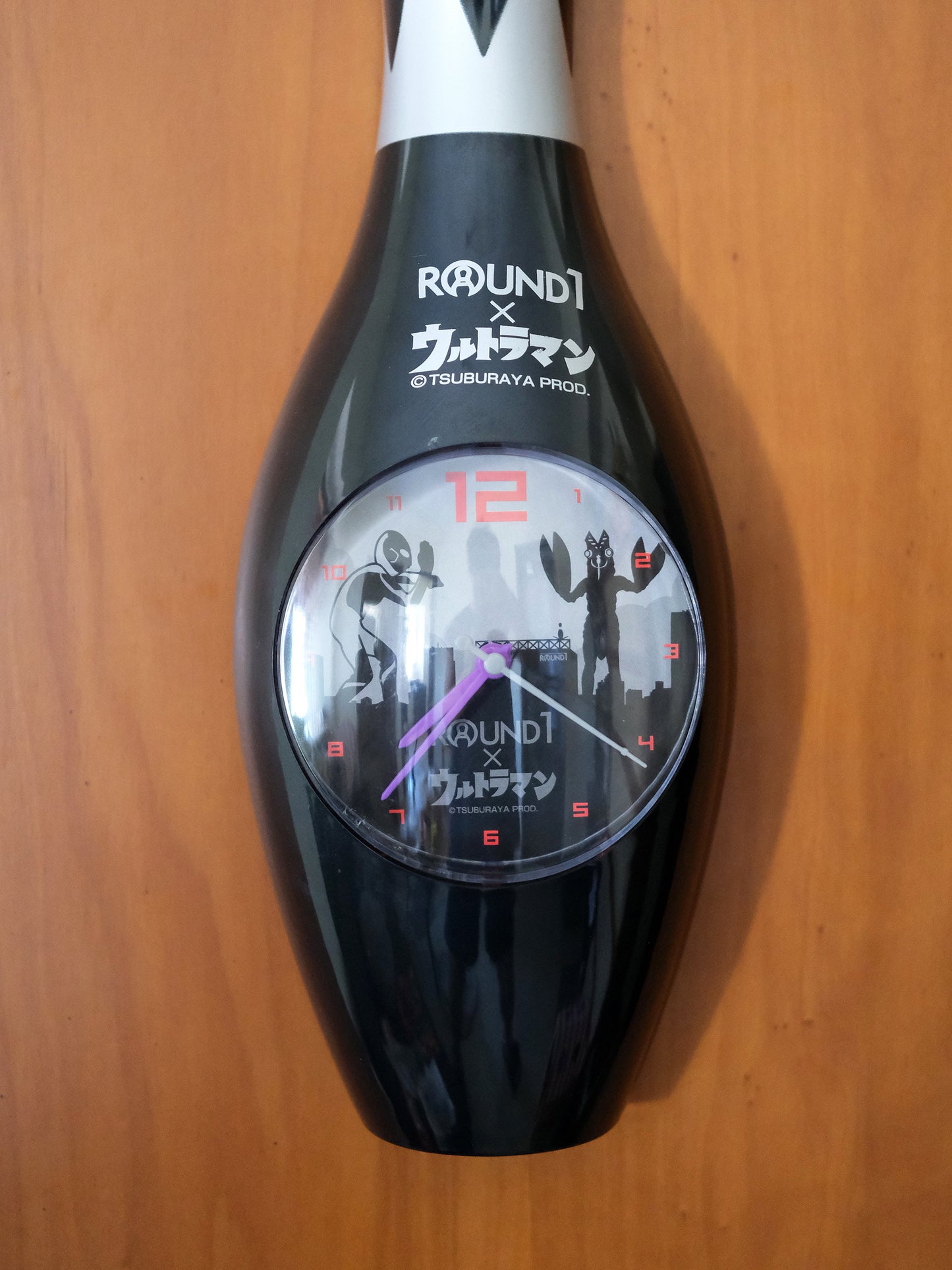 日本 Round 1 x 超人 Ultraman 黑色 保齡球樽做型 掛牆 石英鐘