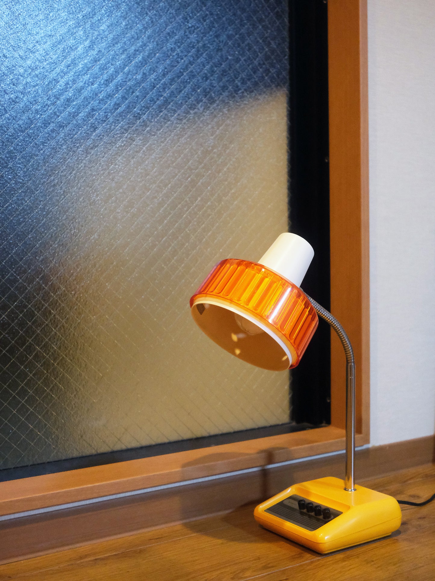 日本制 Sanyo 三洋 LS-317N 橙黃色 按鈕式 卓上 枱燈