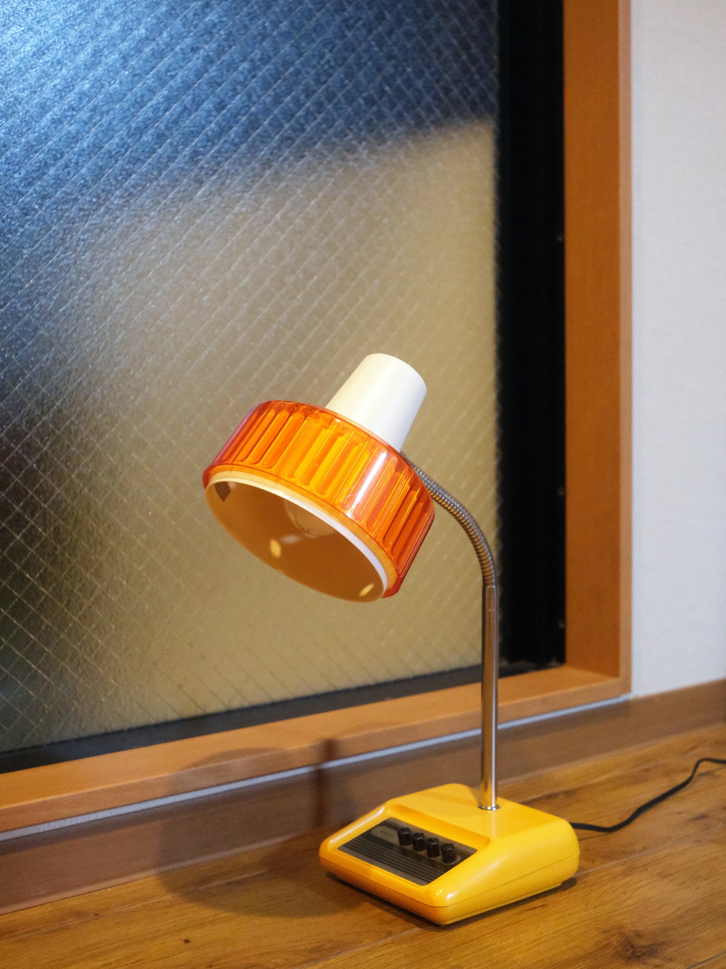 日本制 Sanyo 三洋 LS-317N 橙黃色 按鈕式 卓上 枱燈