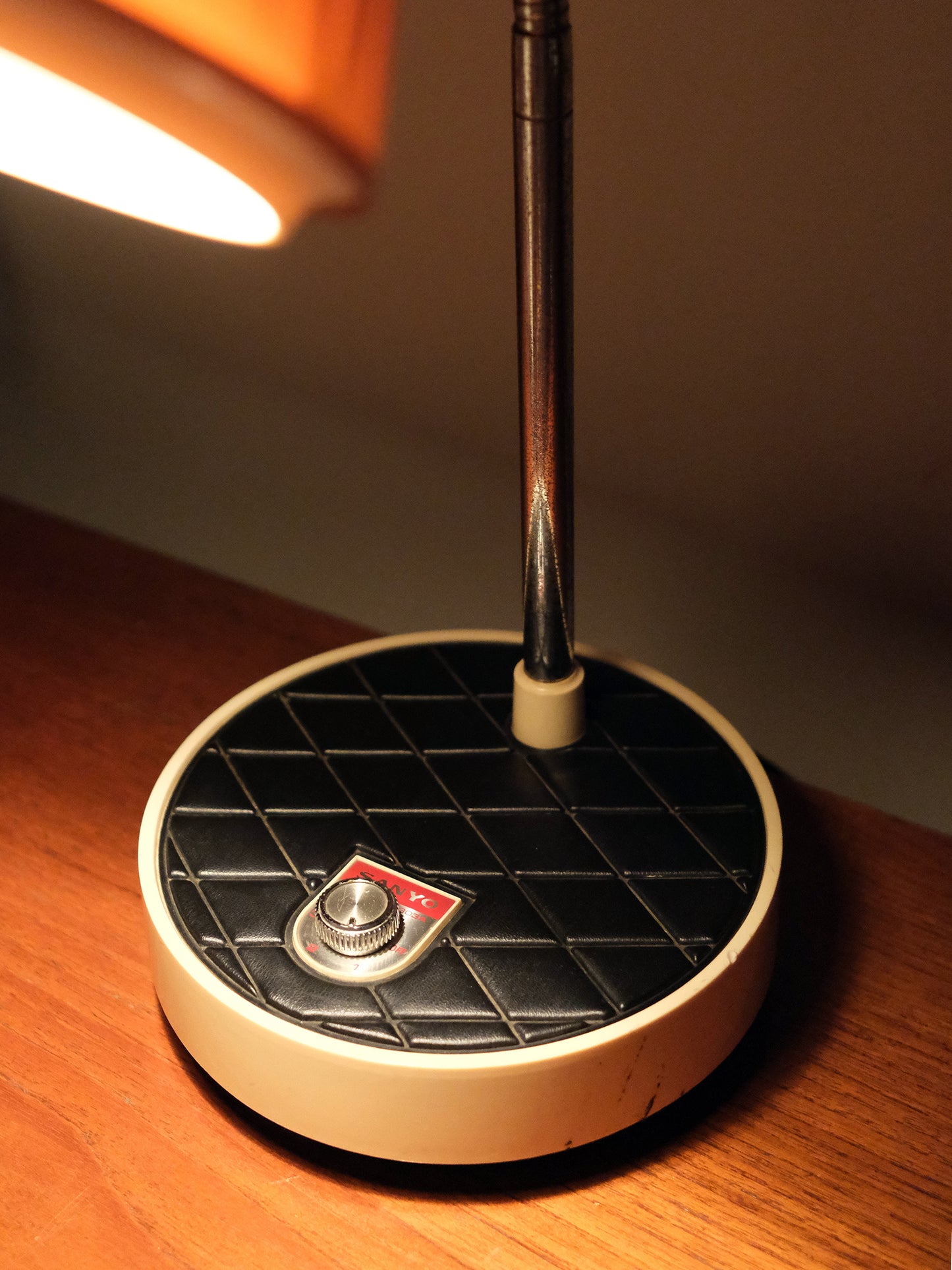 復古 Sanyo 三洋 LS-303A 皮製面 旋鈕式 白熱 擡燈 Lamp