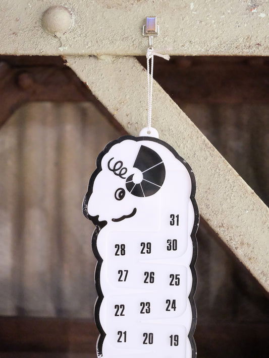 全新品 Shaddy Sheep Coin Calendar 羊型 掛牆 投幣式 日曆 貯金箱