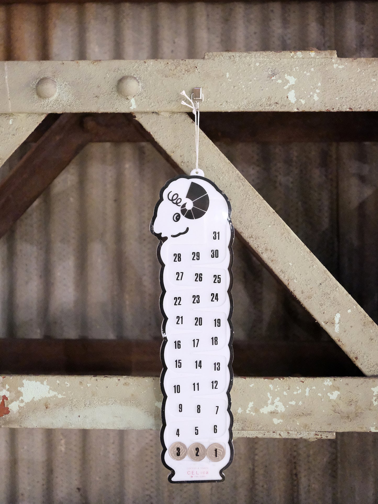 全新品 Shaddy Sheep Coin Calendar 羊型 掛牆 投幣式 日曆 貯金箱