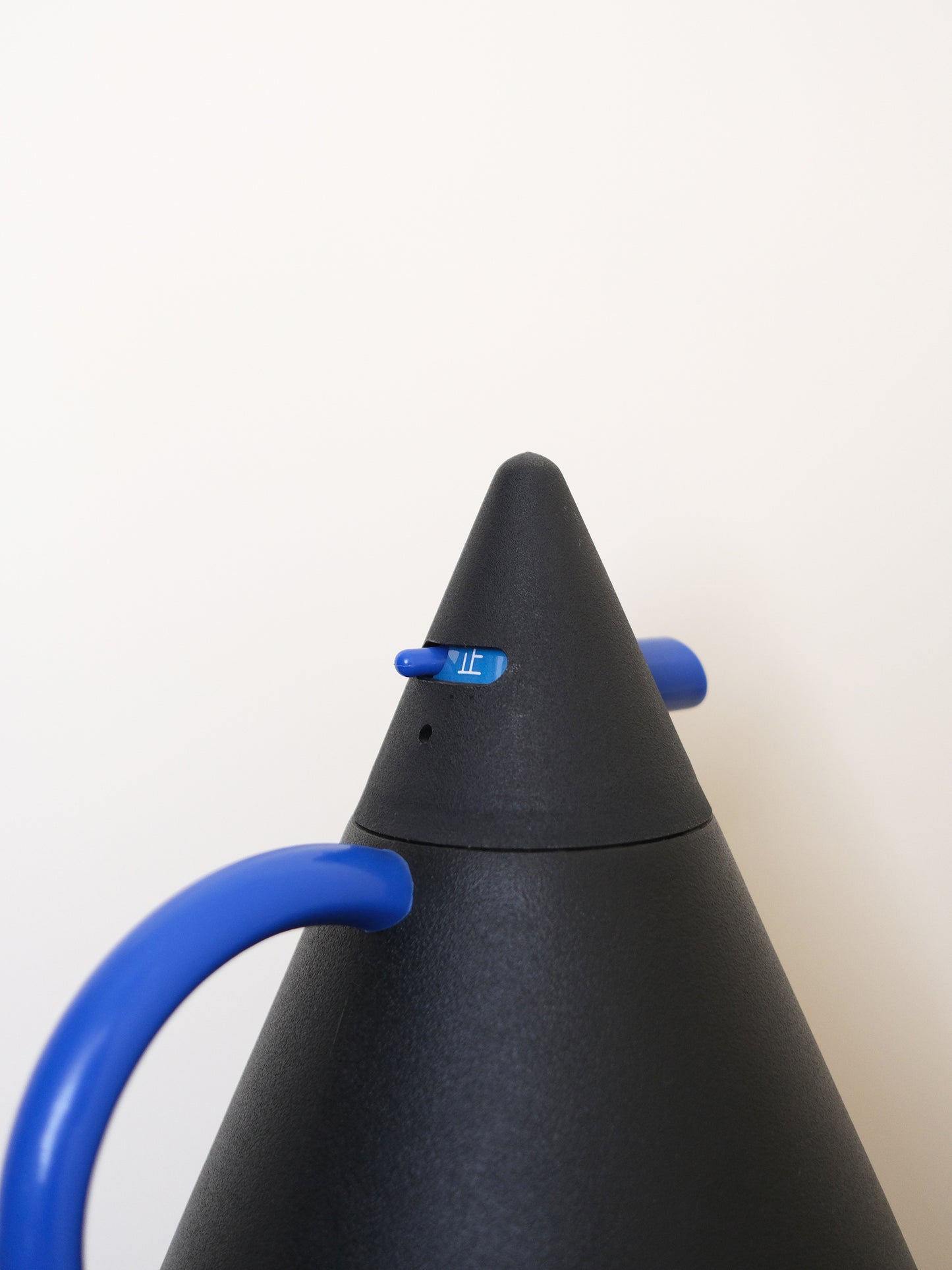 全新品 象印 Cone AFJ-08 三角 科幻 桌上 保溫水壺 魔法瓶