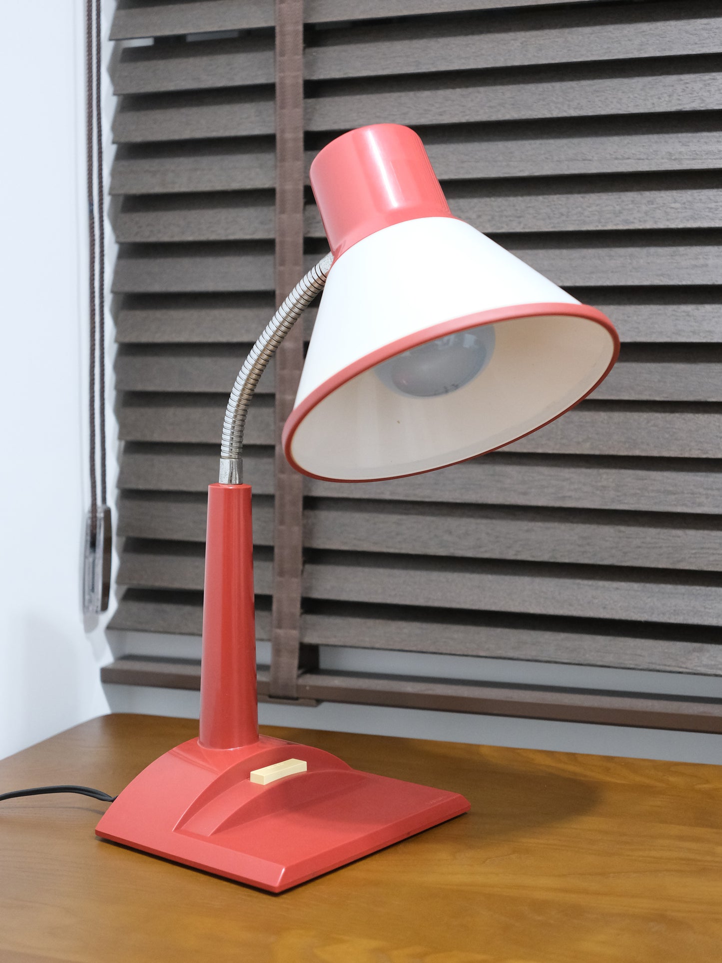 日本制 昭和 Toshiba IL-1808 白熱 紅色 按鈕式 擡燈 Table Light Lamp